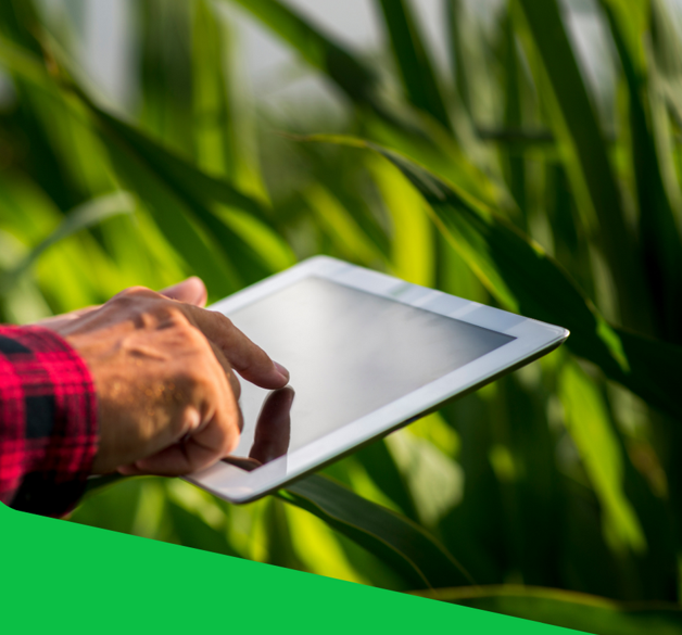 Granjero capacitándose en tecnología agrícola